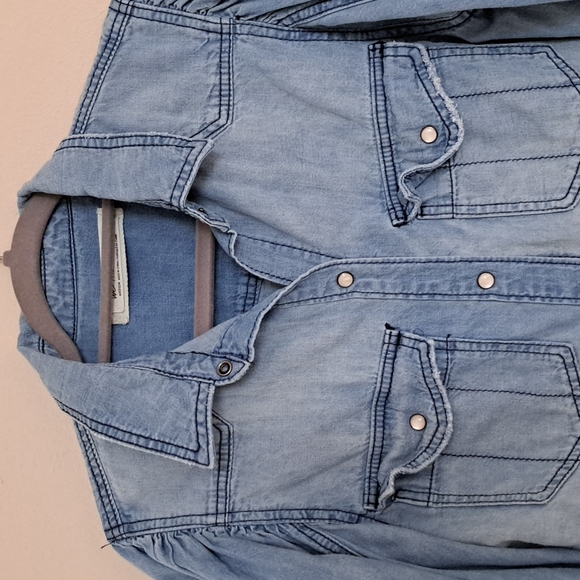 Free People We The Free With Love Chambray Denim Button Down Shacket siz… - Picture 3 of 9